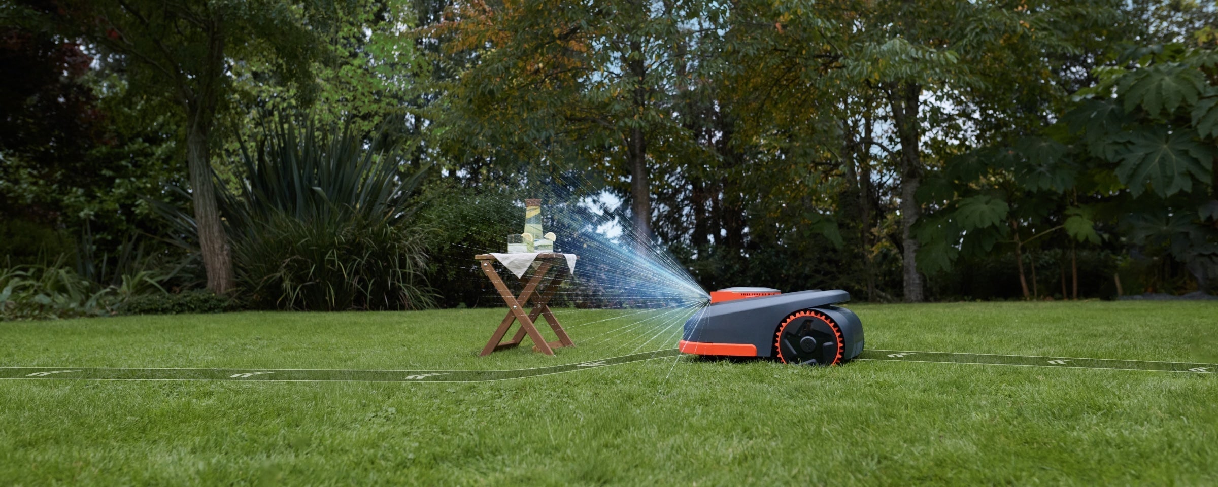 Navimow i series robot lawn mower mows the green grass.