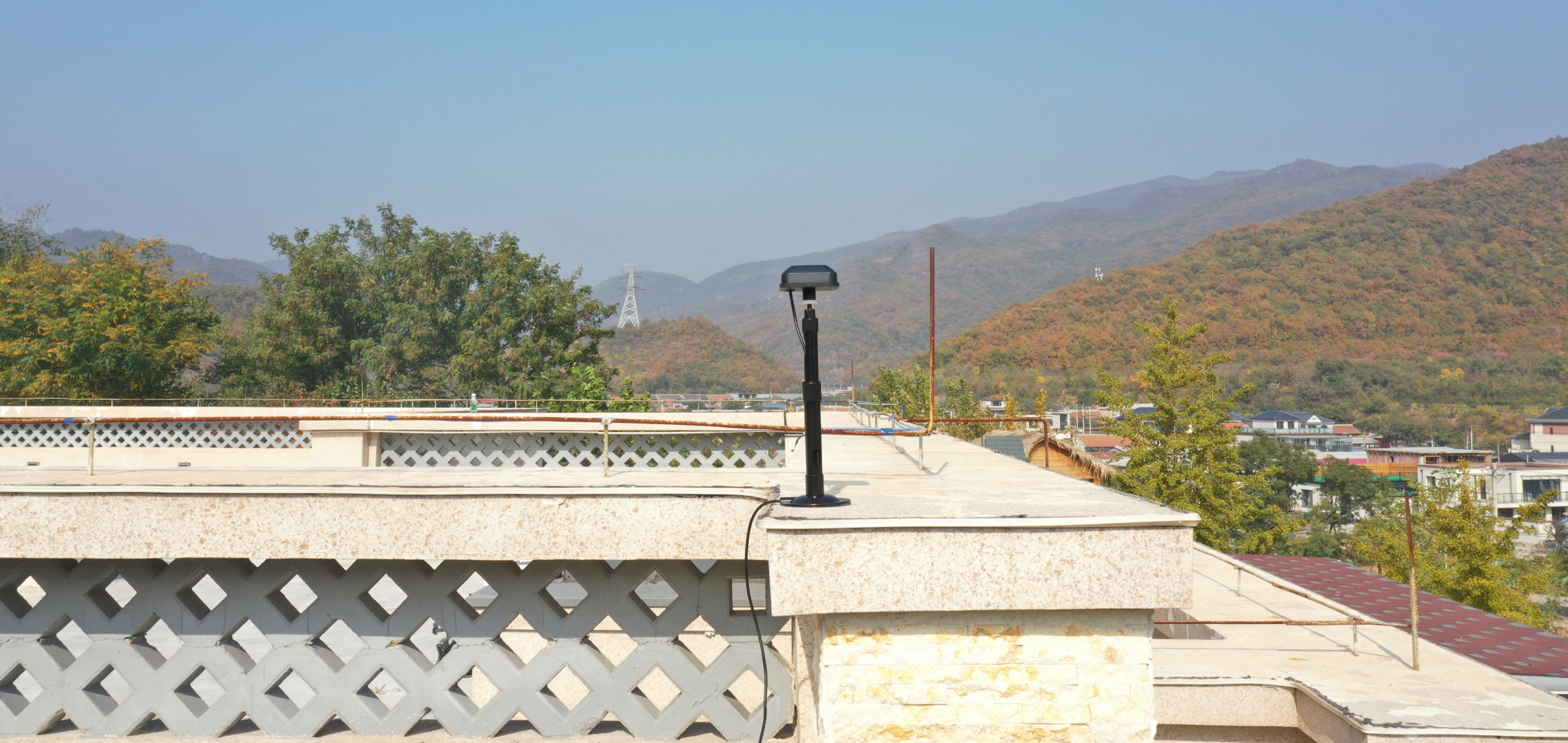 Navimow i110N robot lawn mower antenna on top of roof.