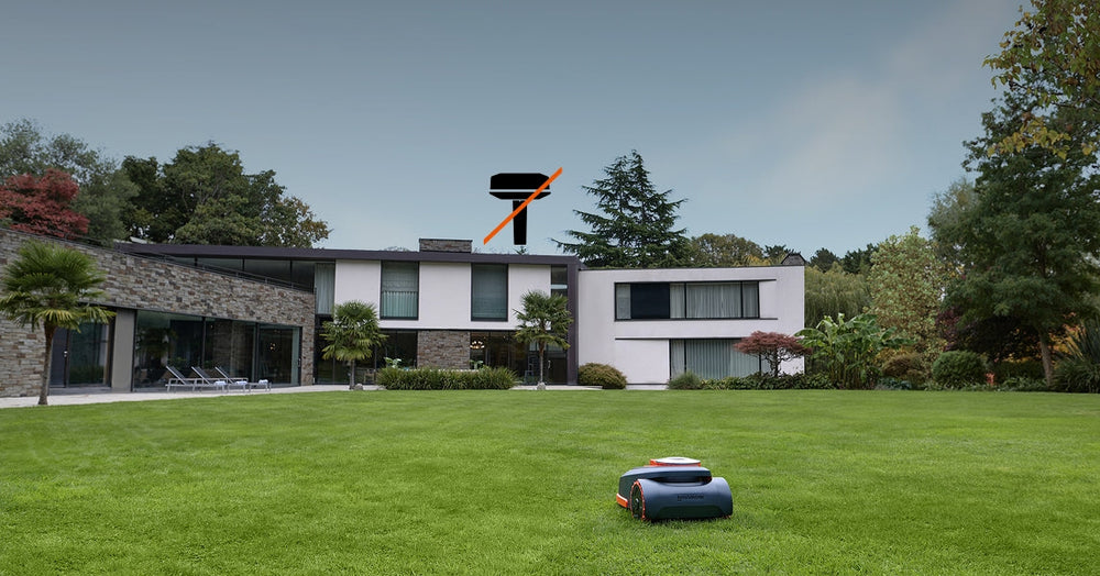 Navimow i Series robot lawn mower mows the green grass.