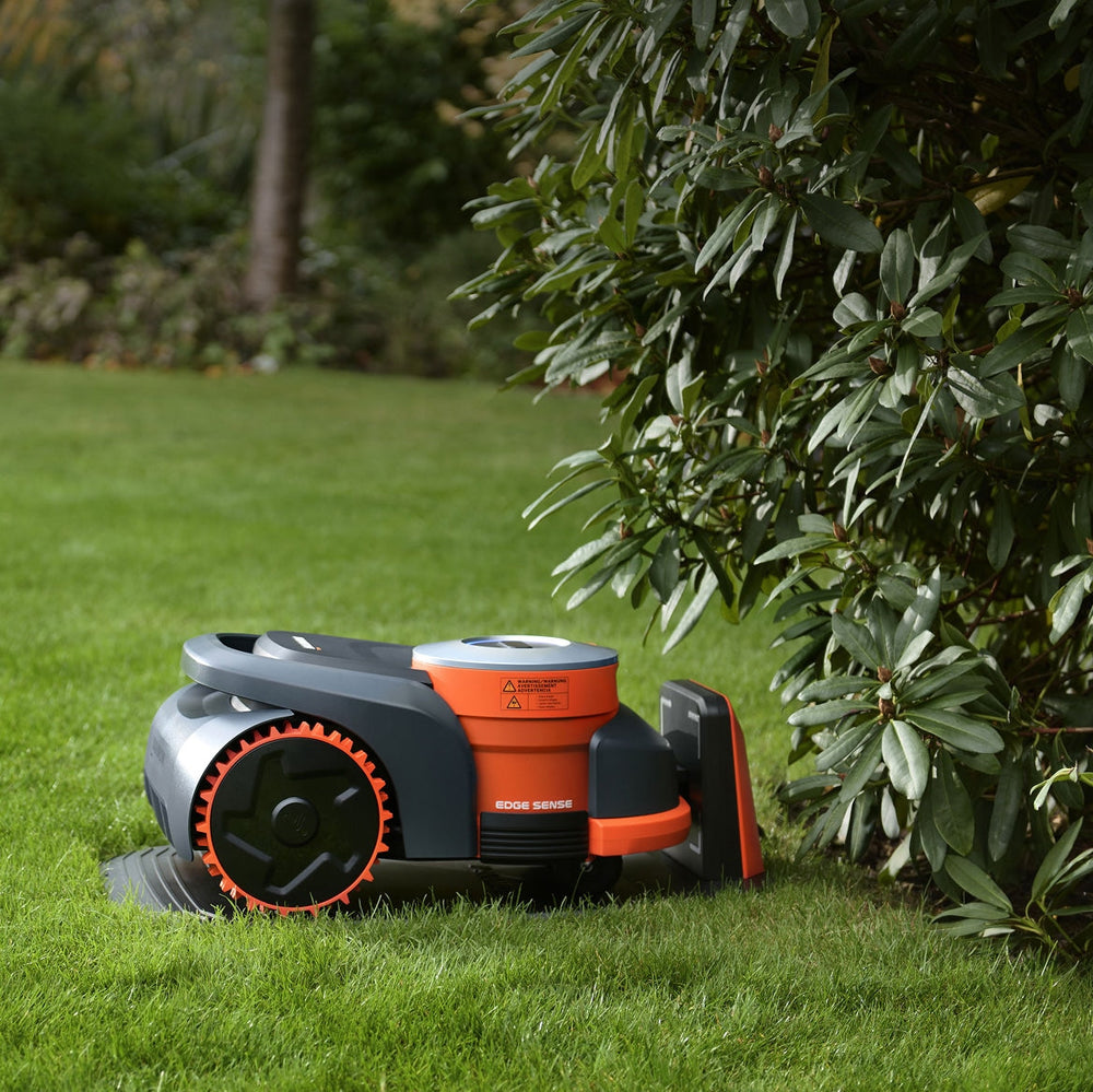 The Segway Navimow i105E robot lawn mower mows the grass.