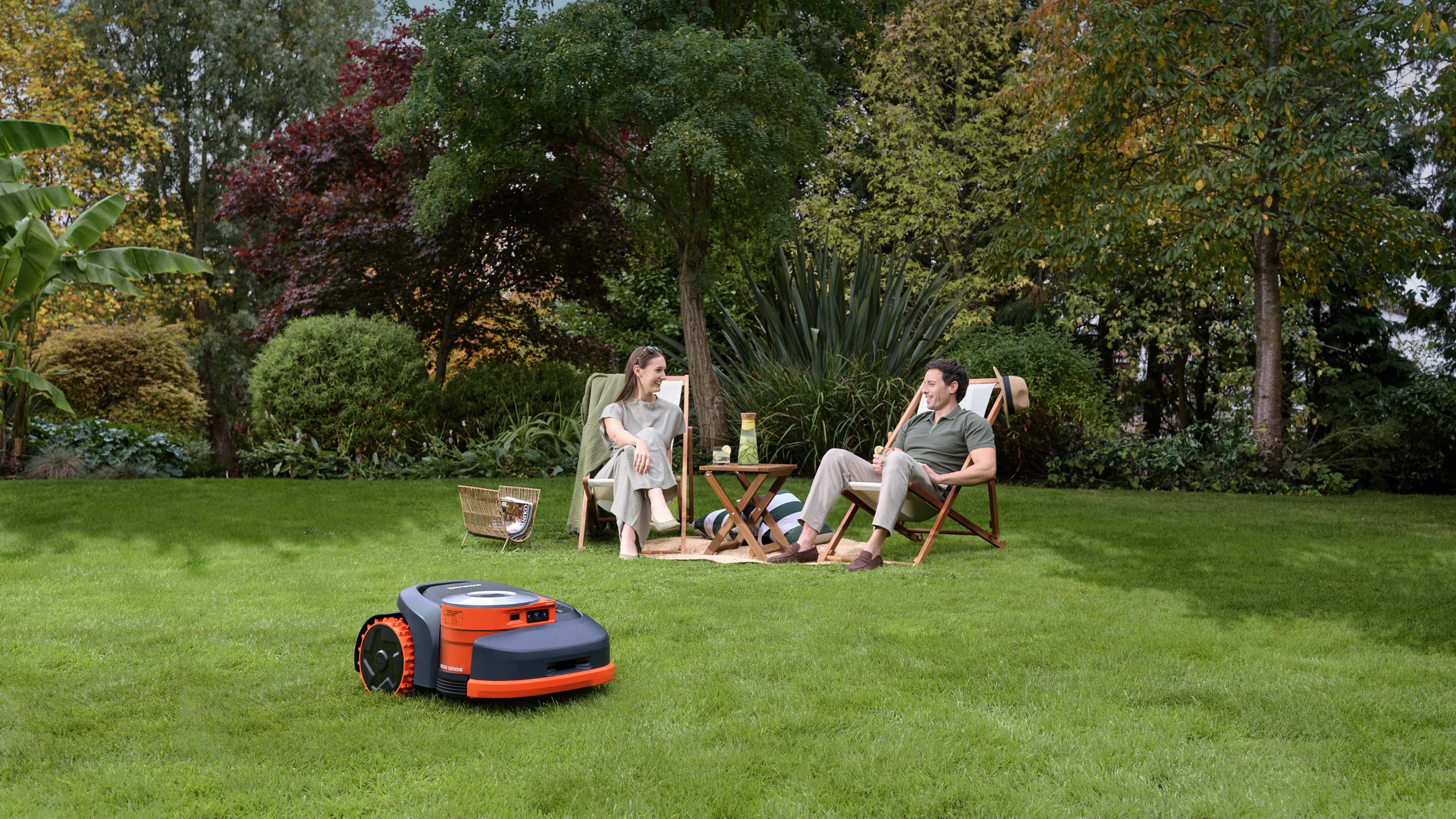 Navimow i Series robot lawn mower mows while people relax.